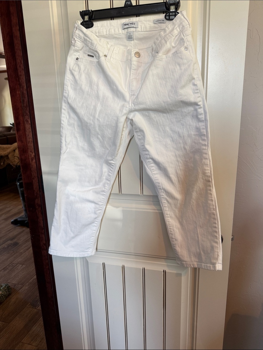 Nine West Ladies White Denim Shorts in Size 8.  5 pockets.  Very Good Condition